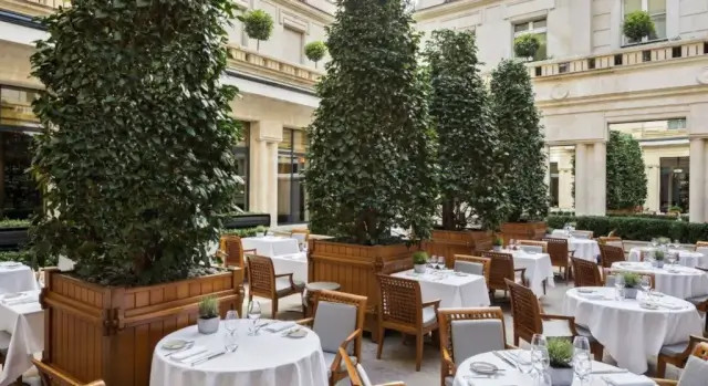 09-2100-park-hyatt-paris-vendome-outdoor-dining-1024x558.webp